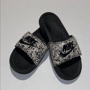 Nike me slides black and white. Size 7